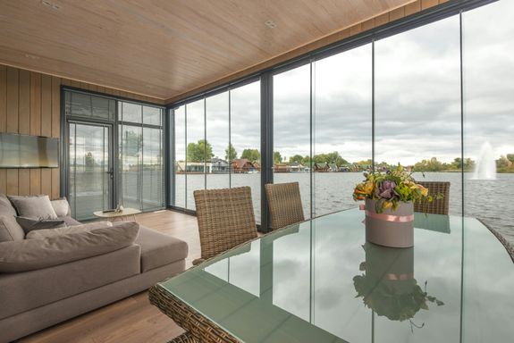 What should I expect during the installation of safety glass?